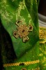 Ornat zielony ręcznie zdobiony z kamieniami naturalnymi – wariant III – zbliżenie dekoracji