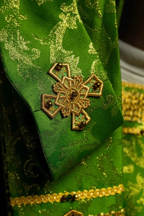 Ornat zielony ręcznie zdobiony z kamieniami naturalnymi – wariant III – zbliżenie dekoracji