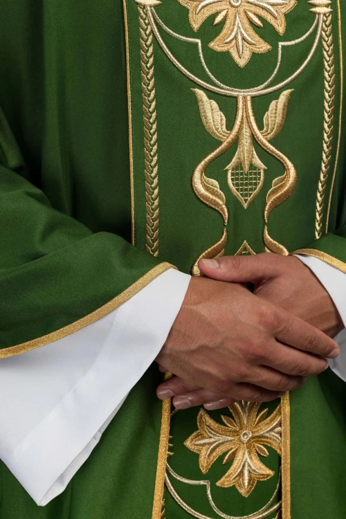 Haftowany ornat zielony z dekoracyjnym pasem – wykończenie kołnierza