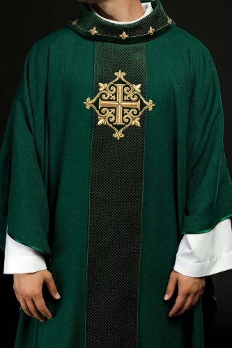 Ornat zielony haftowany na aksamicie z symbolem zielonego krzyża