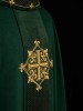 Ornat zielony haftowany na aksamicie z symbolem zielonego krzyża – zbliżenie haftu