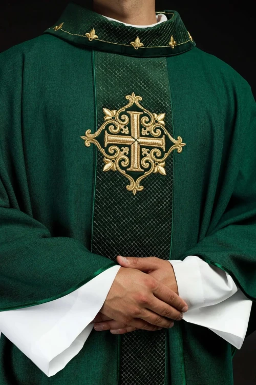 Ornat zielony haftowany na aksamicie z symbolem zielonego krzyża – detal symbolu