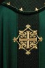 Ornat zielony haftowany na aksamicie z symbolem zielonego krzyża – widok tyłu