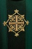 Ornat zielony haftowany na aksamicie z symbolem zielonego krzyża – detal tkaniny
