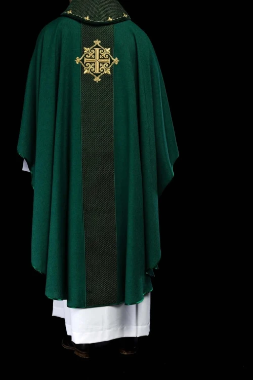 Ornat zielony haftowany na aksamicie z symbolem zielonego krzyża – układ na sylwetce