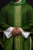 Ornat zielony haftowany z ozdobnym pasem z krzyżami