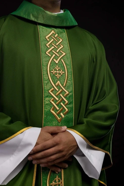 Ornat zielony haftowany z ozdobnym pasem z krzyżami – zbliżenie haftu