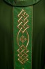 Ornat zielony haftowany z ozdobnym pasem z krzyżami – detal symbolu