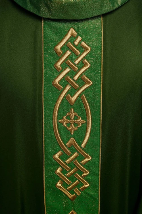 Ornat zielony haftowany z ozdobnym pasem z krzyżami – detal symbolu