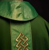 Ornat zielony haftowany z ozdobnym pasem z krzyżami – wykończenie kołnierza