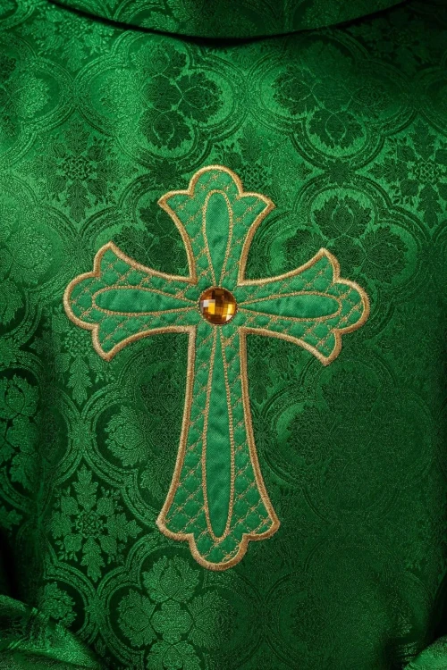 Ornat zielony haftowany z symbolem krzyża – zbliżenie haftu