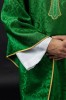 Ornat zielony haftowany z symbolem krzyża – detal symbolu