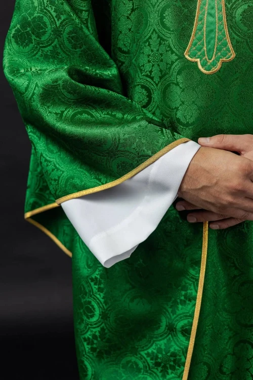 Ornat zielony haftowany z symbolem krzyża – detal symbolu