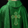 Ornat zielony haftowany z symbolem krzyża – wykończenie kołnierza