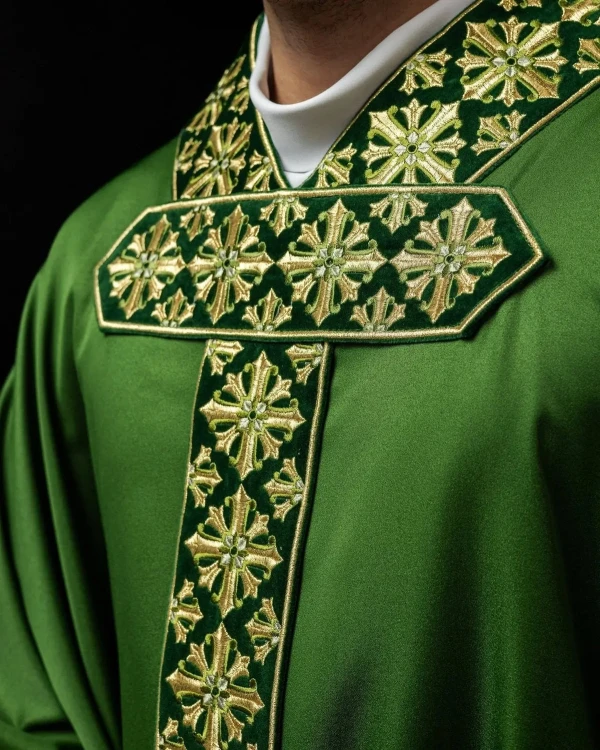 Ornat zielony z błyszczącym haftem w zielonym kolorze – detal symbolu