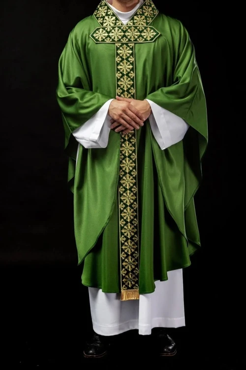 Ornat zielony z błyszczącym haftem w zielonym kolorze – widok tyłu