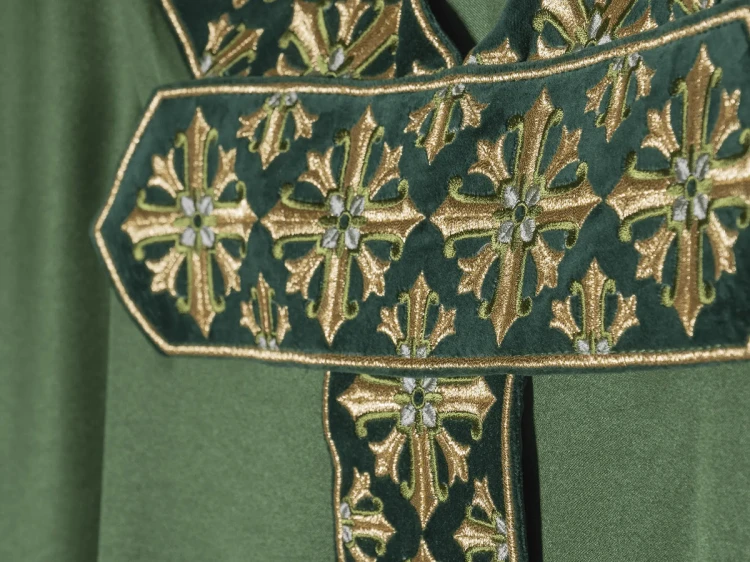 Ornat zielony z błyszczącym haftem w zielonym kolorze – układ na sylwetce