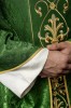Ornat zielony z haftem IHS na ozdobnej tkaninie – wykończenie kołnierza