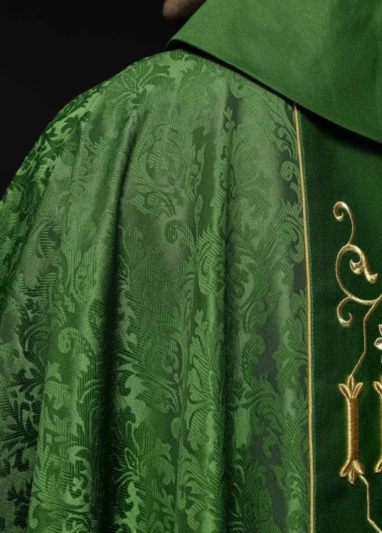 Ornat zielony z haftem IHS na ozdobnej tkaninie – widok tyłu