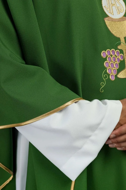 Ornat zielony z haftem kielicha i winogron – detal symbolu