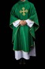 Ornat zielony z haftowanym krzyżem na tkaninie żakardowej