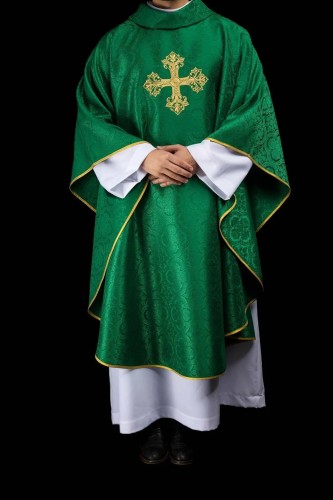 Ornat zielony z haftowanym krzyżem na tkaninie żakardowej