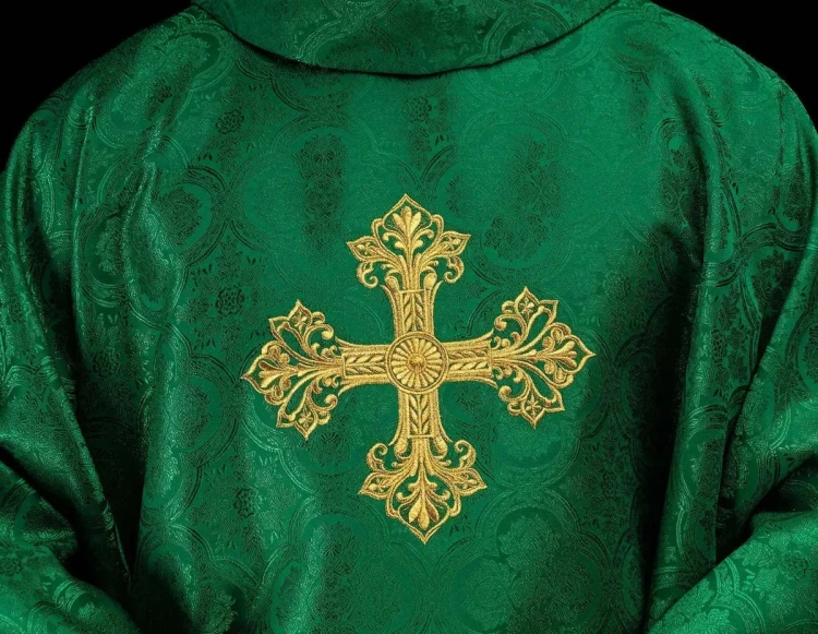 Ornat zielony z haftowanym krzyżem na tkaninie żakardowej – zbliżenie haftu