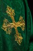 Ornat zielony z haftowanym krzyżem na tkaninie żakardowej – detal symbolu