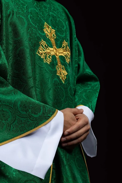 Ornat zielony z haftowanym krzyżem na tkaninie żakardowej – wykończenie kołnierza