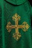 Ornat zielony z haftowanym krzyżem na tkaninie żakardowej – widok tyłu