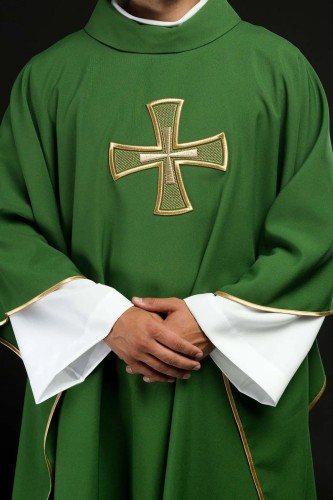 Ornat zielony z haftowanym motywem krzyża