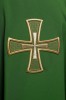 Ornat zielony z haftowanym motywem krzyża – zbliżenie haftu