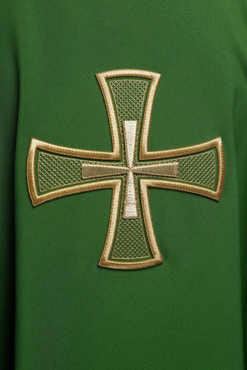 Ornat zielony z haftowanym motywem krzyża – zbliżenie haftu