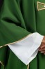 Ornat zielony z haftowanym motywem krzyża – detal symbolu