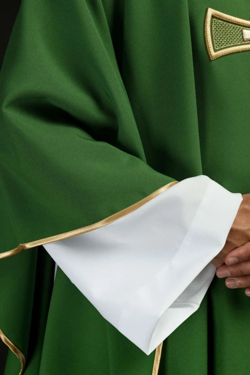Ornat zielony z haftowanym motywem krzyża – detal symbolu