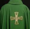 Ornat zielony z haftowanym motywem krzyża – wykończenie kołnierza