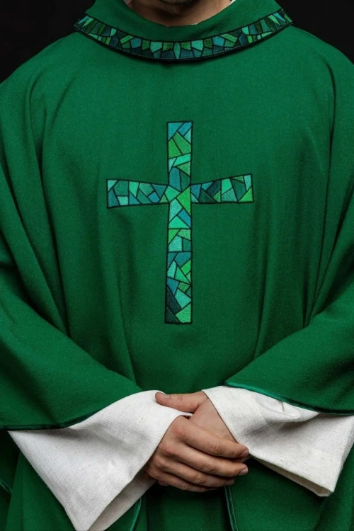 Ornat zielony z haftowanym mozaikowym krzyżem