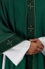 Ornat zielony z haftowanym pasem i kołnierzem zdobionym krzyżem – detal symbolu