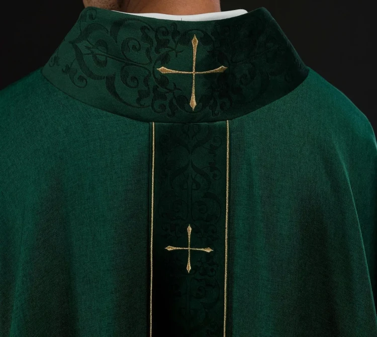 Ornat zielony z haftowanym pasem i kołnierzem zdobionym krzyżem – widok przodu