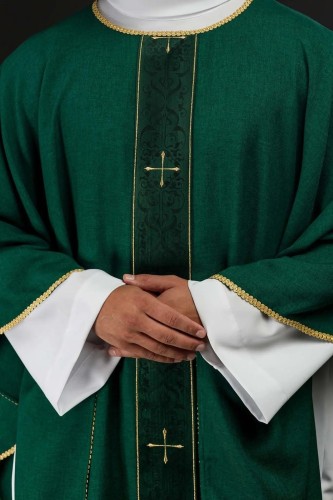 Ornat zielony z haftowanym pasem i motywem krzyża