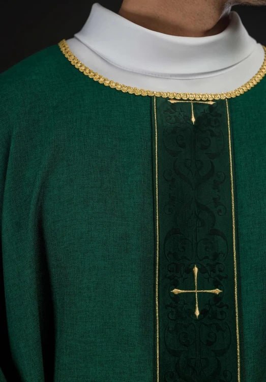 Ornat zielony z haftowanym pasem i motywem krzyża – zbliżenie haftu