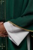Ornat zielony z haftowanym pasem i motywem krzyża – detal symbolu