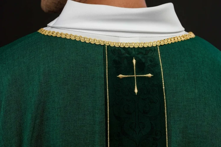 Ornat zielony z haftowanym pasem i motywem krzyża – widok przodu