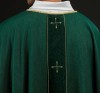 Ornat zielony z haftowanym pasem i motywem krzyża – widok tyłu