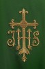 Ornat zielony z wypukłym haftem JHS – zbliżenie haftu