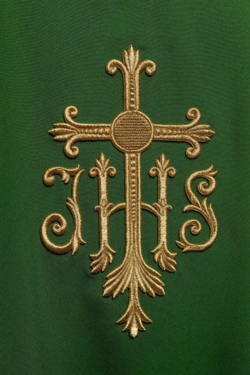 Ornat zielony z wypukłym haftem JHS – zbliżenie haftu