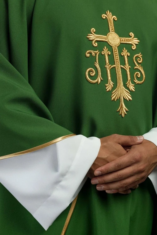 Ornat zielony z wypukłym haftem JHS – detal symbolu