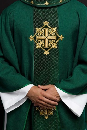 Ornat zielony z zielonym aksamitnym pasem i haftem krzyża