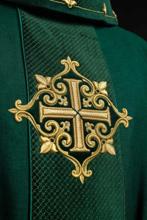 Ornat zielony z zielonym aksamitnym pasem i haftem krzyża – zbliżenie haftu