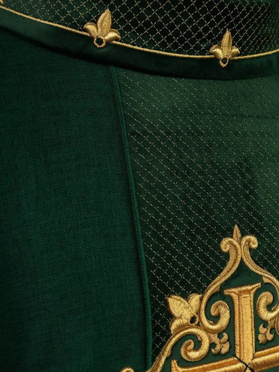 Ornat zielony z zielonym aksamitnym pasem i haftem krzyża – detal symbolu